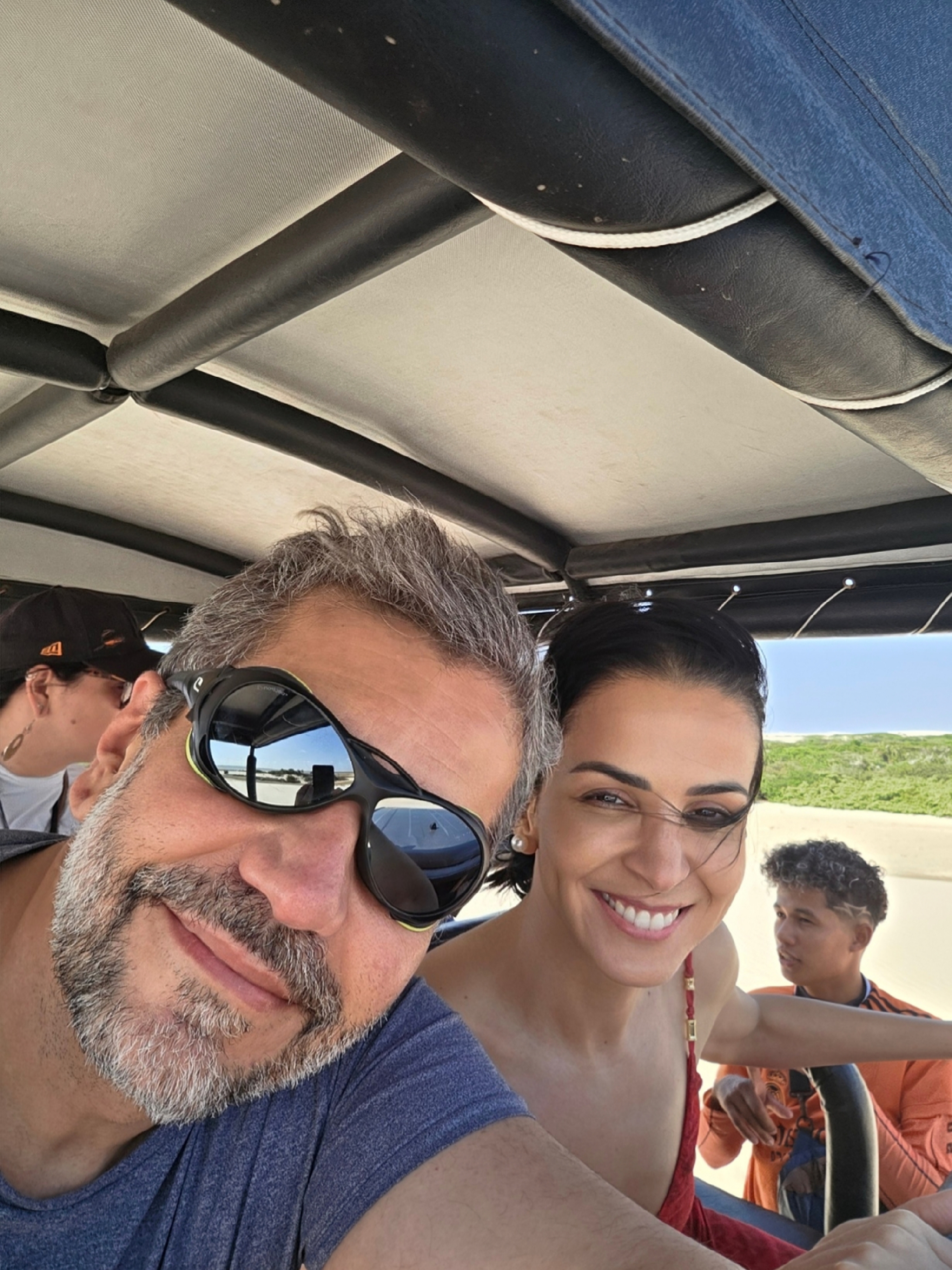 Eu e Sabrina dentro da jardineira, o caminhão de teto de lona que leva às dunas