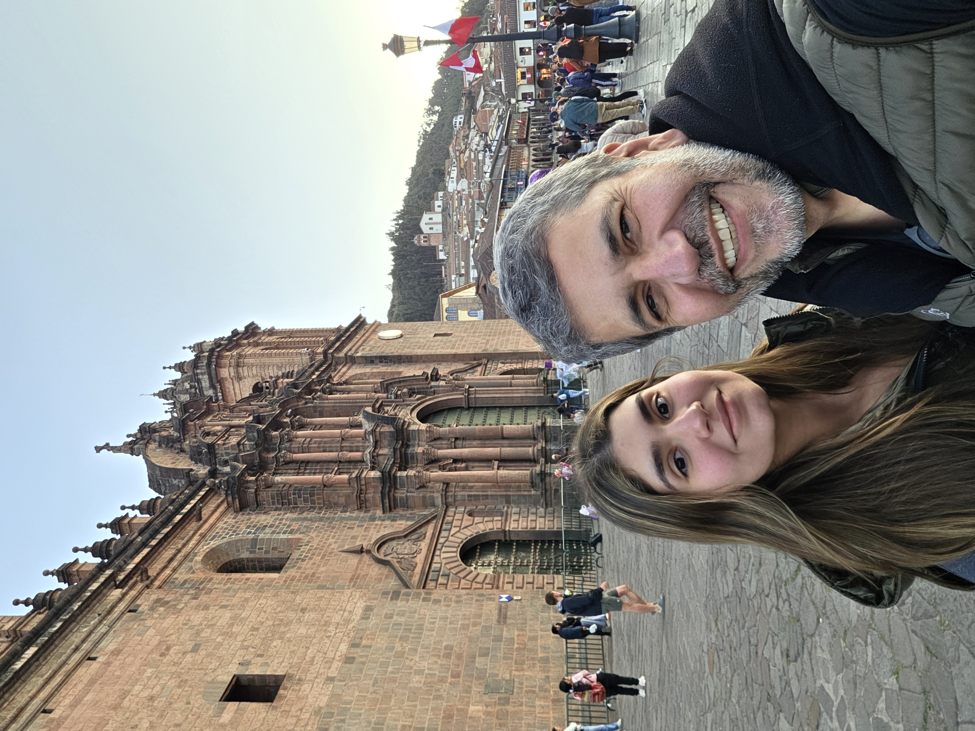 Eu e a Gigi na Plaza de Armas, diante da catedral de Cusco