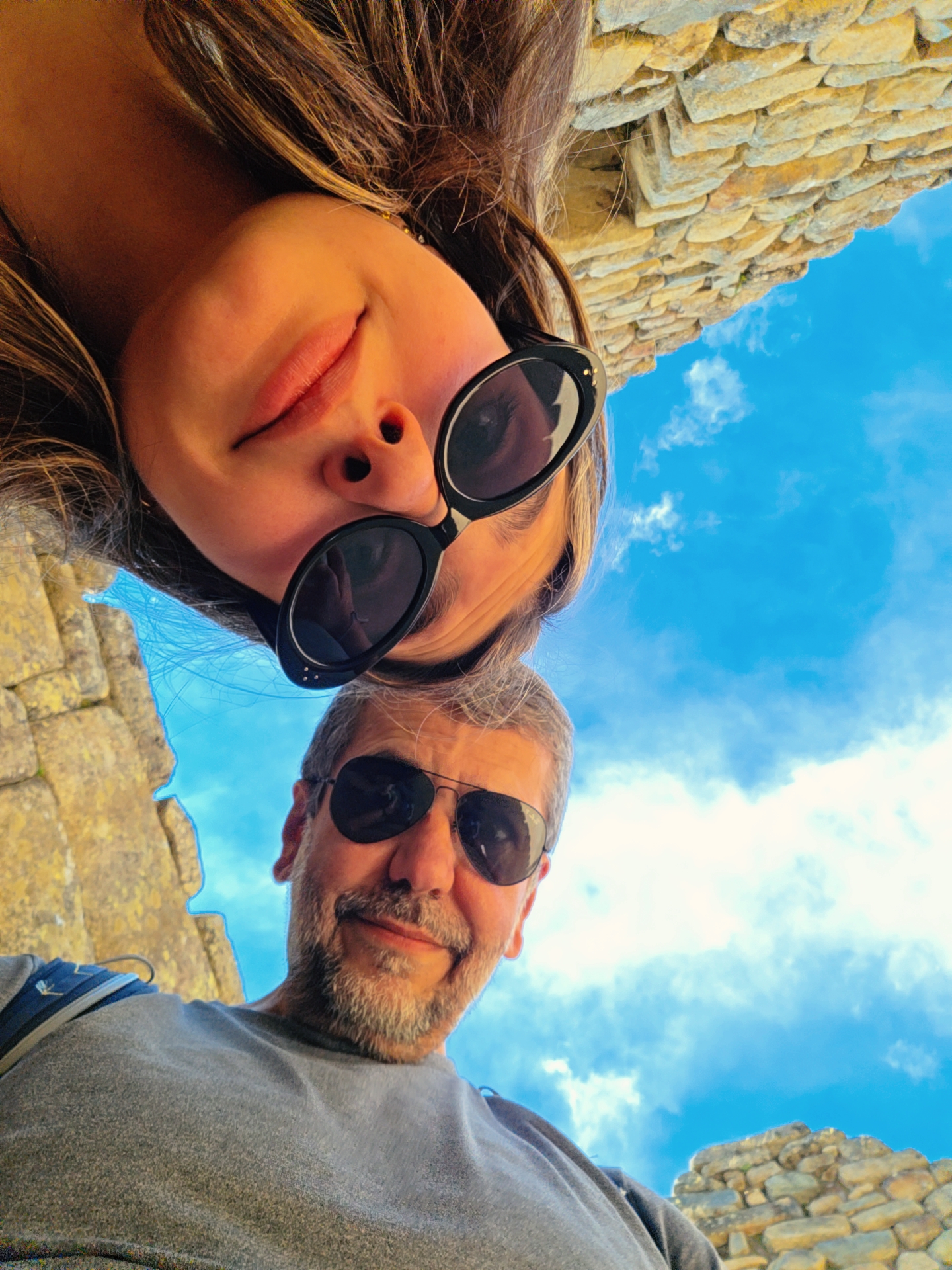 Nós dois num portal de pedra, fotografados de baixo para cima
