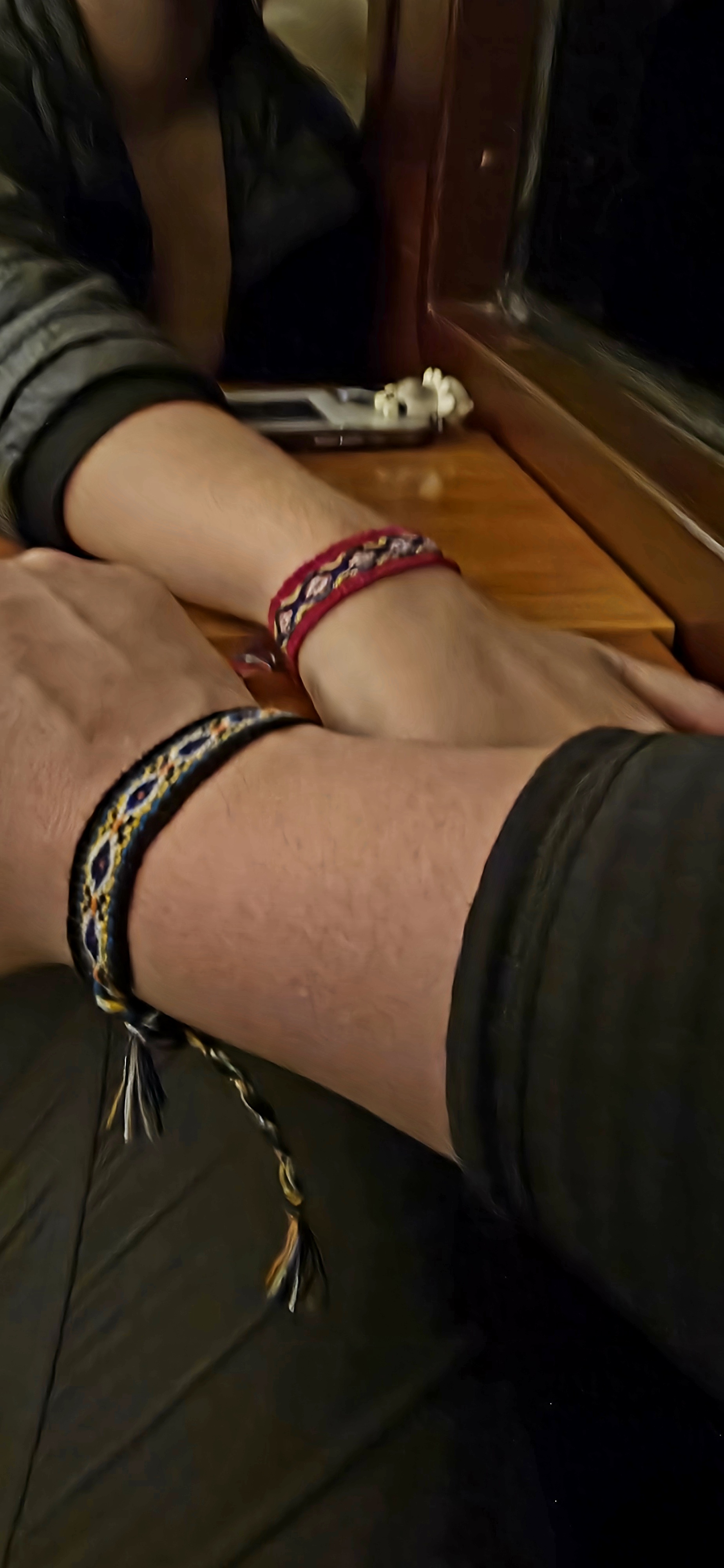 Duas pulseiras tecidas, compradas no caminho