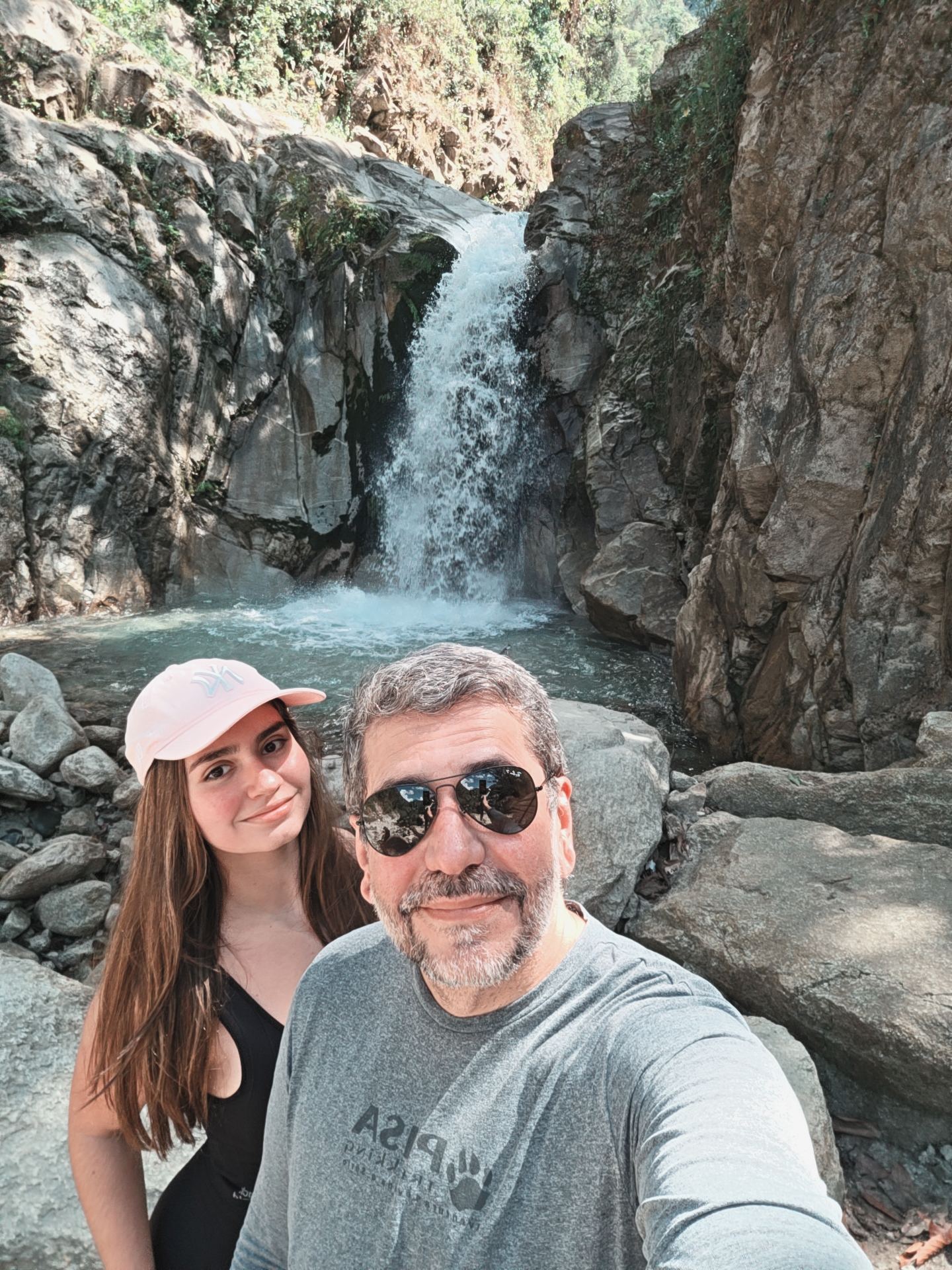 Eu e a Gigi diante da cachoeira de Mandor