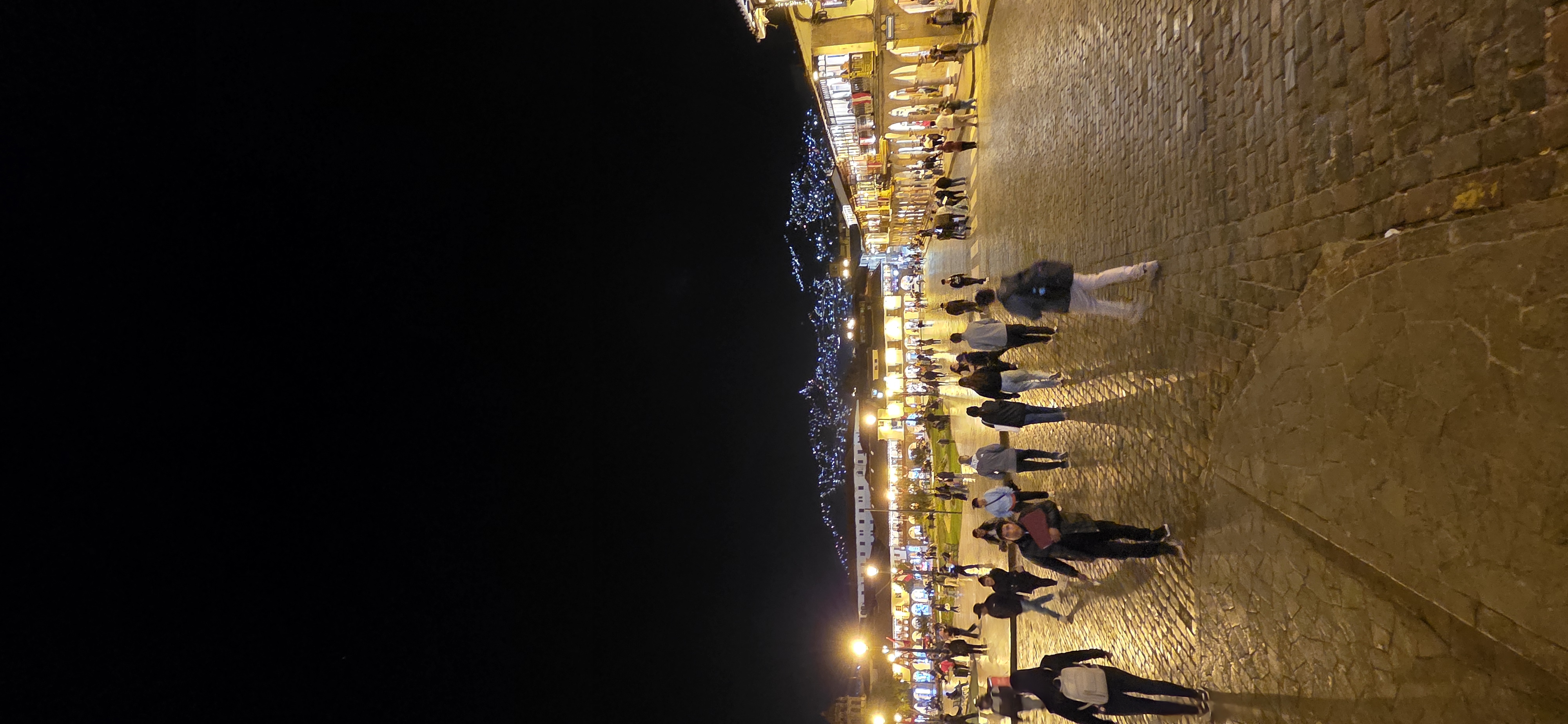 A Plaza de Armas à noite, cheia