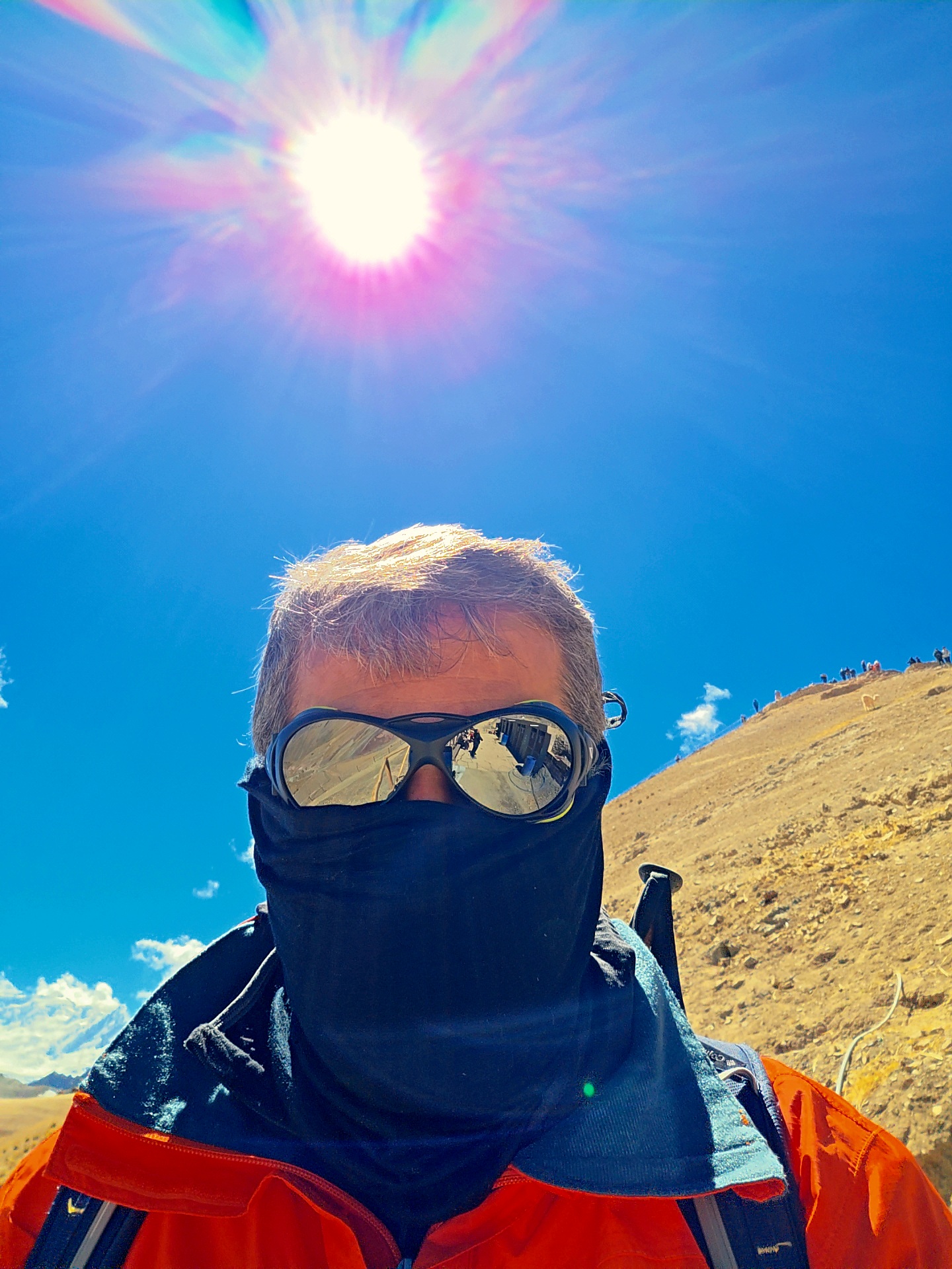 O sol do altiplano de frente, com a cara coberta